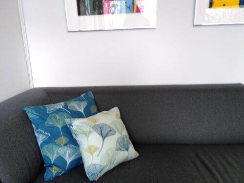 Sierkussen ginkgo donkerblauw 50 x 50 cm - Afbeelding 2