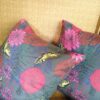 Sierkussen 'dark romance' met koninginnenpages, 45x45 cm - Afbeelding 2