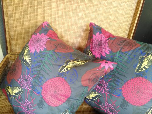 Sierkussen 'dark romance' met koninginnenpages, 45x45 cm - Afbeelding 2