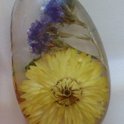 Kunsthars-object met bloemen uit eigen tuin