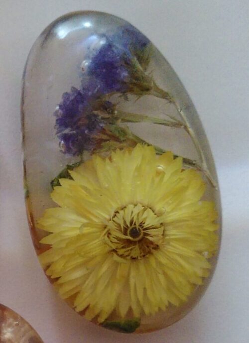 Kunsthars-object met bloemen uit eigen tuin