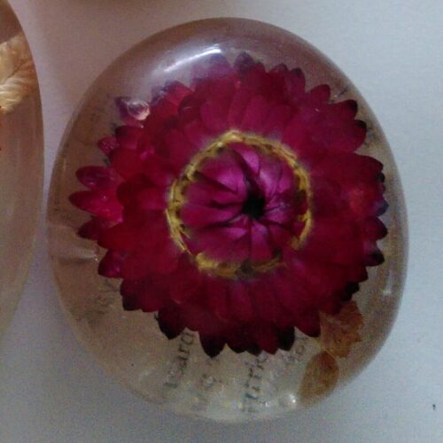 Kunsthars-object met bloemen uit eigen tuin