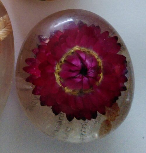 Kunsthars-object met bloemen uit eigen tuin