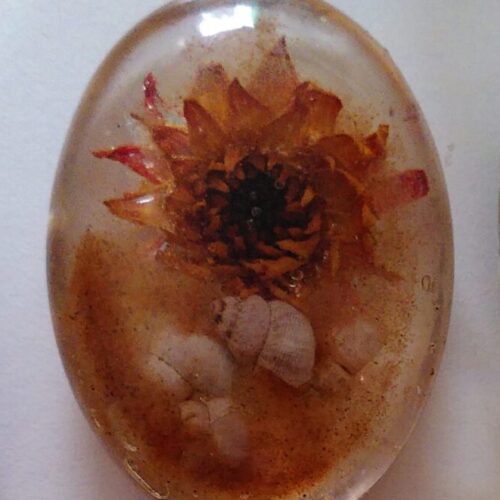 Kunsthars-object met bloemen uit eigen tuin