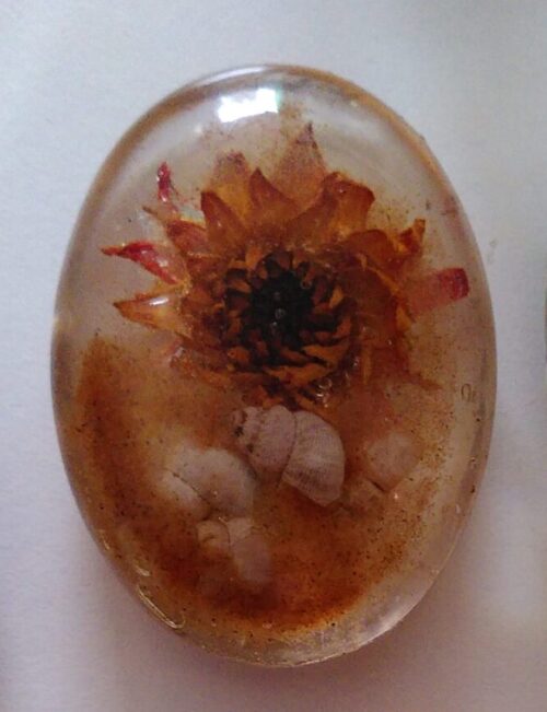 Kunsthars-object met bloemen uit eigen tuin
